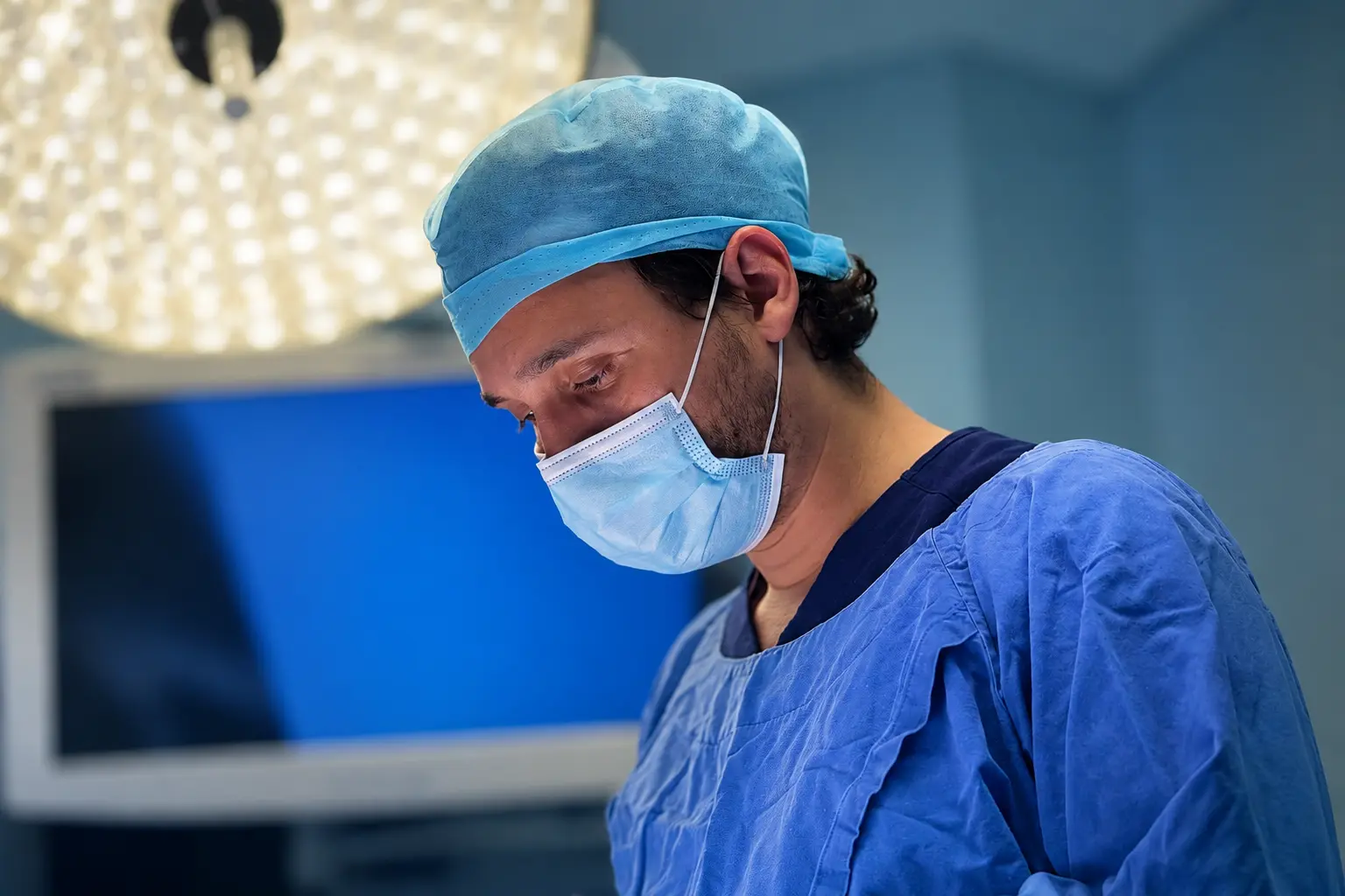 Dr. Fernando Samed concentrado durante una cirugía
