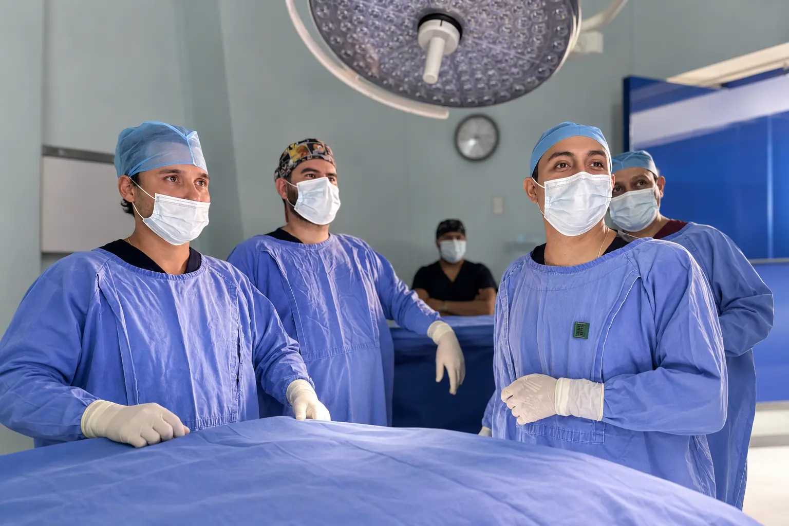Equipo quirúrgico coordinado en una sala de operaciones